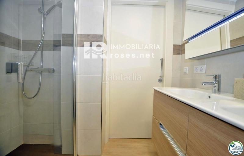 Foto 1282ebb1-cb49-42fe-94f6-3eb609071ff2. Piso impresionante apartamento con vistas panorámicas al mar, reformado, parking incluido en Roses