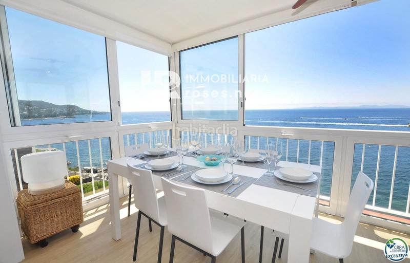 Foto d895530a-80c2-4b72-bd4f-0d594f1aec27. Piso impresionante apartamento con vistas panorámicas al mar, reformado, parking incluido en Roses