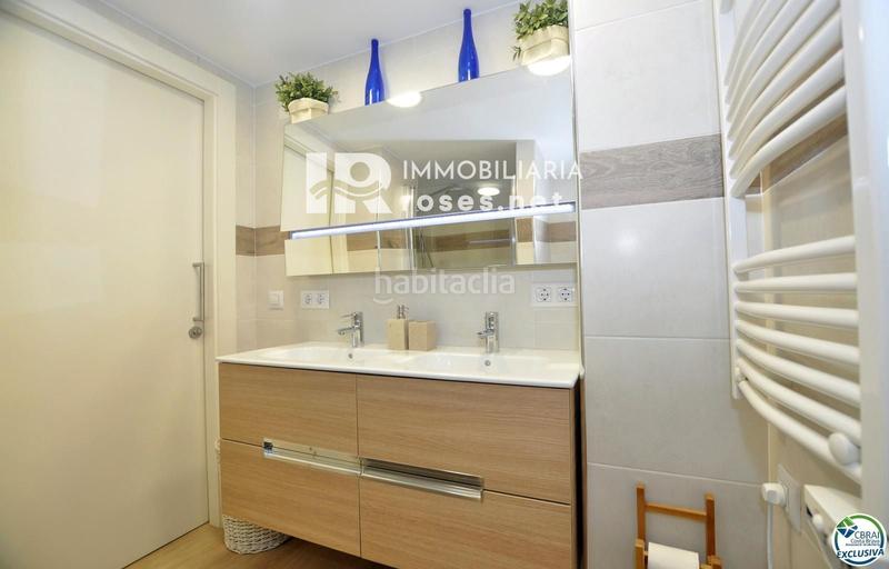 Foto f65d7bde-376f-49b0-9fb6-93ec23b4b7f0. Piso impresionante apartamento con vistas panorámicas al mar, reformado, parking incluido en Roses