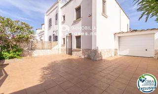 Casa  Montgrí. Casa de 4 dormitorios con jardín a pocos metros de la playa de e
