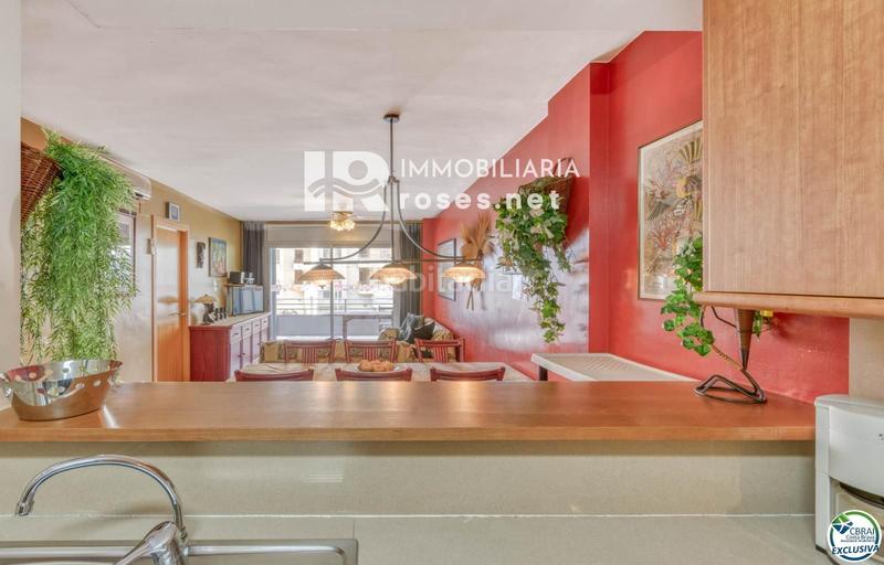 Foto 380c1d61-6977-499c-a431-d88525134840. Piso apartamento en Salatar con vista parcial al mar, gran terraza y aparcamiento privado. en Roses