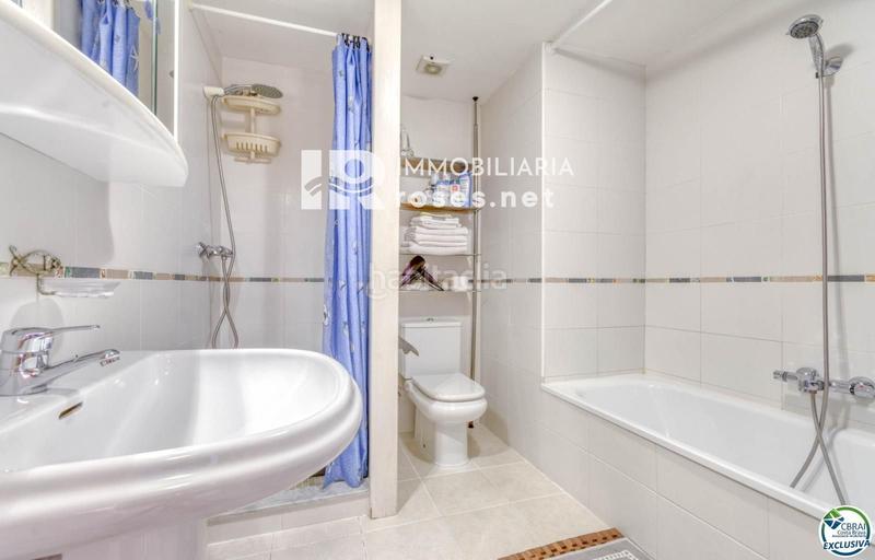 Foto 43f2917c-3f55-41c7-b963-1d76f50275cd. Piso apartamento en Salatar con vista parcial al mar, gran terraza y aparcamiento privado. en Roses