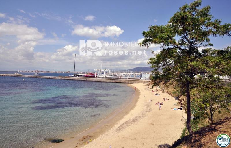 Foto 52e796dc-167a-45d8-a22c-08155e67bee4. Piso apartamento en Salatar con vista parcial al mar, gran terraza y aparcamiento privado. en Roses