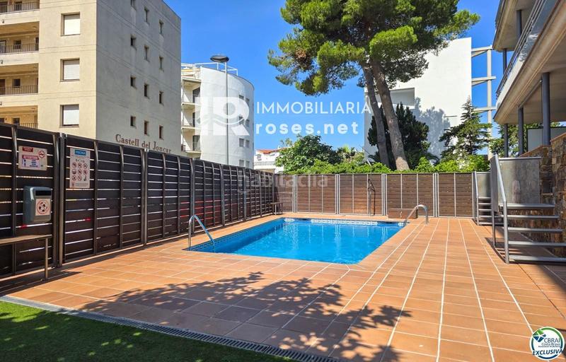 Foto 535195ea-ee1c-4e69-81eb-43aab05d08ef. Piso apartamento en Salatar con vista parcial al mar, gran terraza y aparcamiento privado. en Roses