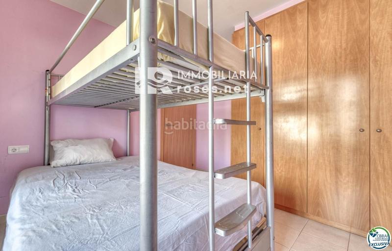 Foto 54bb60f7-3082-42f3-aea9-56c6c745732e. Piso apartamento en Salatar con vista parcial al mar, gran terraza y aparcamiento privado. en Roses