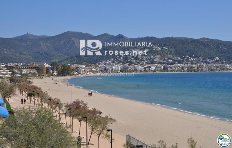 Foto 5e6758ed-52b1-4968-a700-fae1fd7382dd. Piso apartamento en Salatar con vista parcial al mar, gran terraza y aparcamiento privado. en Roses