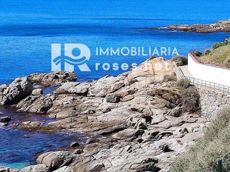 Foto 23c482a2-9f48-4113-a8ae-19bb1bb52c0d. Piso apartamento en venta en primera línea de mar en canyelles, en Roses