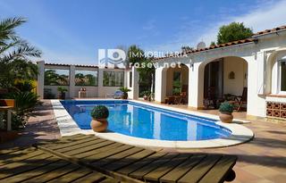 Casa  Vitoria. Villa en planta baja con piscina en mas fumats, roses