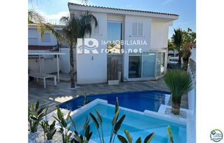 Casa  Falconera. Empuriabrava hermosa casa moderna con piscina y amarre cerca de