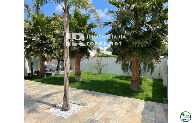 Foto 04ea623b-ef6e-40cf-9d0b-a0893a0e22e1. Casa hermosa casa moderna con piscina y amarre cerca de la playa, sala de estar de 99 m2 en Empuriabrava