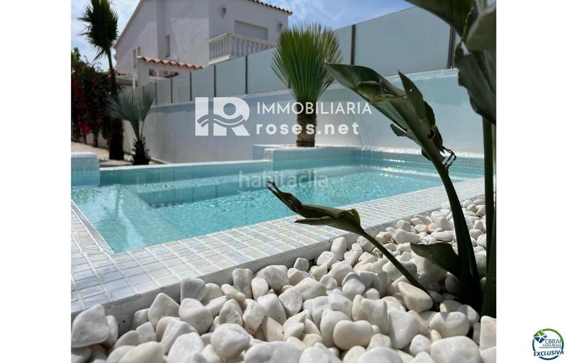Foto 3a317a1b-b592-434c-bc1a-7401b646f18a. Casa hermosa casa moderna con piscina y amarre cerca de la playa, sala de estar de 99 m2 en Empuriabrava