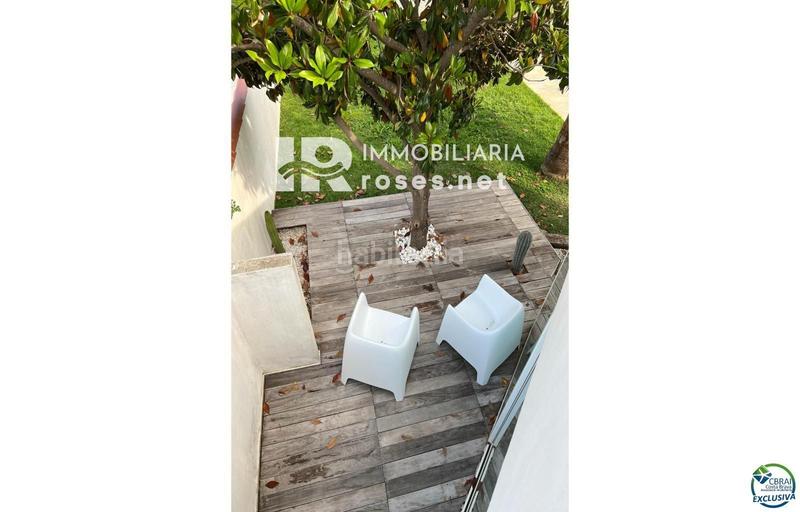 Foto 47ba8cd2-f26e-46ac-8efb-721cba1c5e7e. Casa hermosa casa moderna con piscina y amarre cerca de la playa, sala de estar de 99 m2 en Empuriabrava