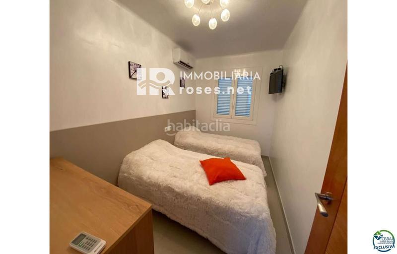 Foto 4e38092f-b135-4d46-83cf-53e6c2e8995c. Casa hermosa casa moderna con piscina y amarre cerca de la playa, sala de estar de 99 m2 en Empuriabrava