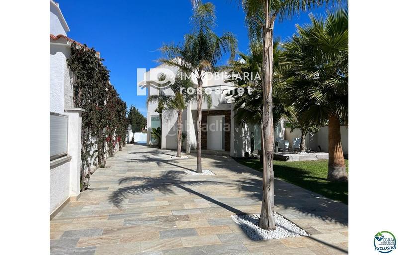 Foto 54b1ca41-d8df-41a1-9693-95ed46506600. Casa hermosa casa moderna con piscina y amarre cerca de la playa, sala de estar de 99 m2 en Empuriabrava
