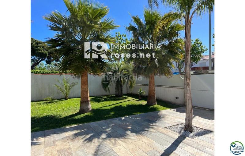 Foto 563083c2-184f-43b8-94f8-036545c12ad9. Casa hermosa casa moderna con piscina y amarre cerca de la playa, sala de estar de 99 m2 en Empuriabrava