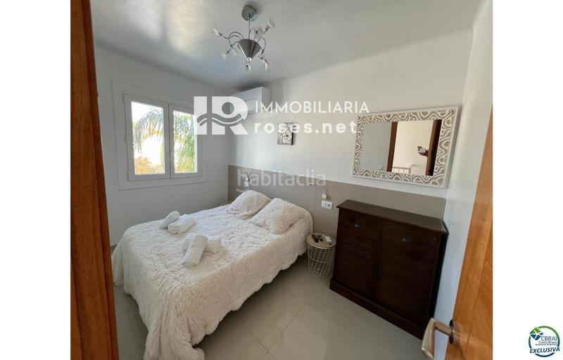 Foto 5ca239ea-ac43-4a0b-ab9b-bc9a6fd6b1f7. Casa hermosa casa moderna con piscina y amarre cerca de la playa, sala de estar de 99 m2 en Empuriabrava