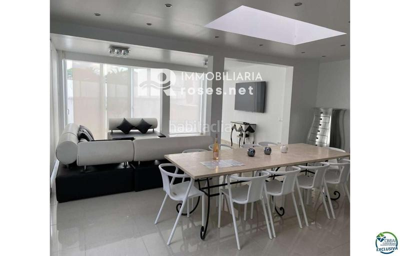 Foto 6391935e-37d0-4006-99c2-55b0a7682fed. Casa hermosa casa moderna con piscina y amarre cerca de la playa, sala de estar de 99 m2 en Empuriabrava
