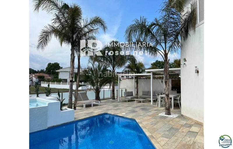 Foto 9cf087cc-3f14-47cb-a254-c4c8f48b32d8. Casa hermosa casa moderna con piscina y amarre cerca de la playa, sala de estar de 99 m2 en Empuriabrava