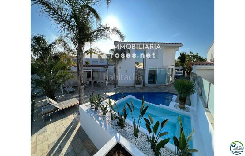 Foto abafeae7-4f40-4903-9c92-af15a6ea5bf1. Casa hermosa casa moderna con piscina y amarre cerca de la playa, sala de estar de 99 m2 en Empuriabrava