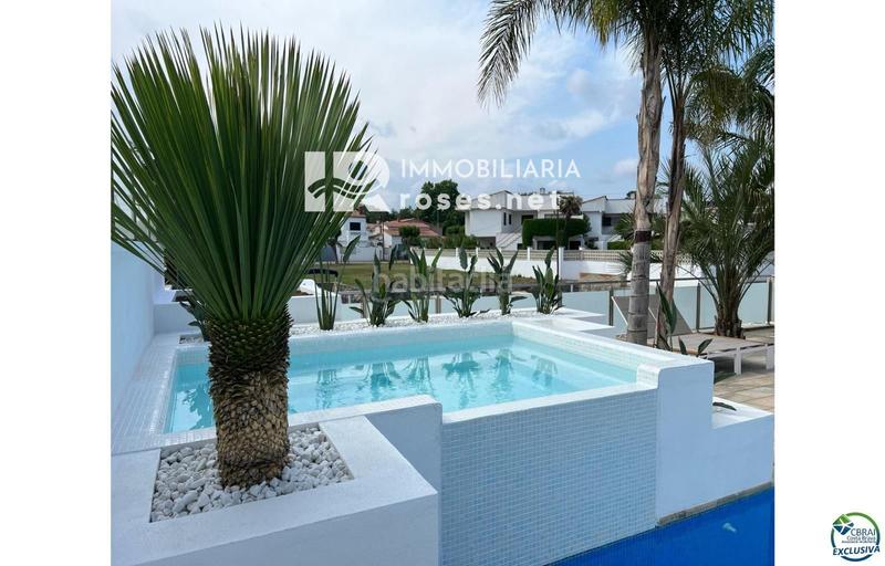 Foto ac512157-9cd3-40c8-8cf8-f3cd2d018766. Casa hermosa casa moderna con piscina y amarre cerca de la playa, sala de estar de 99 m2 en Empuriabrava