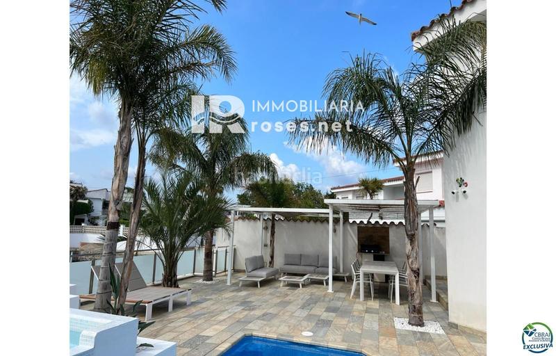 Foto b38f9413-d5f6-42b1-a8ff-b248e8332a77. Casa hermosa casa moderna con piscina y amarre cerca de la playa, sala de estar de 99 m2 en Empuriabrava