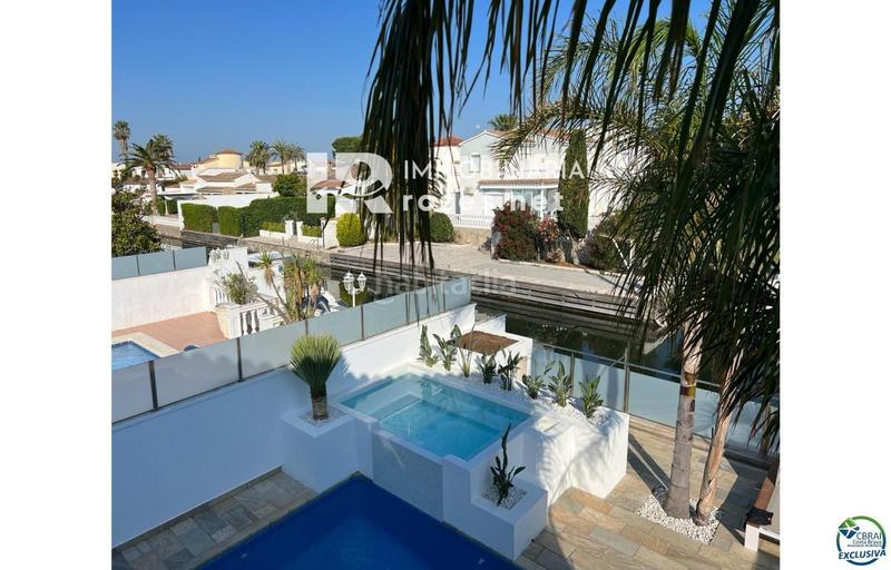 Foto ba36d4a0-b318-4606-b63f-e53eb0e964ed. Casa hermosa casa moderna con piscina y amarre cerca de la playa, sala de estar de 99 m2 en Empuriabrava