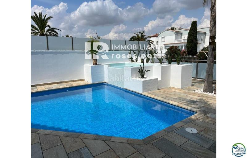 Foto ba6e72de-c204-4086-bdc6-bcf5ac4be8e2. Casa hermosa casa moderna con piscina y amarre cerca de la playa, sala de estar de 99 m2 en Empuriabrava