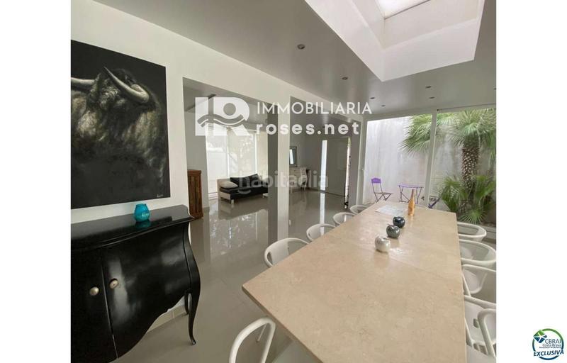Foto c2475bf2-f874-498c-bab5-ce6bea2223a3. Casa hermosa casa moderna con piscina y amarre cerca de la playa, sala de estar de 99 m2 en Empuriabrava