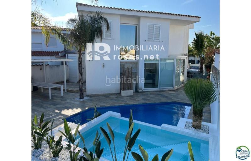 Foto d7560e6f-ccbd-4012-a4bd-2598be4cae1c. Casa hermosa casa moderna con piscina y amarre cerca de la playa, sala de estar de 99 m2 en Empuriabrava
