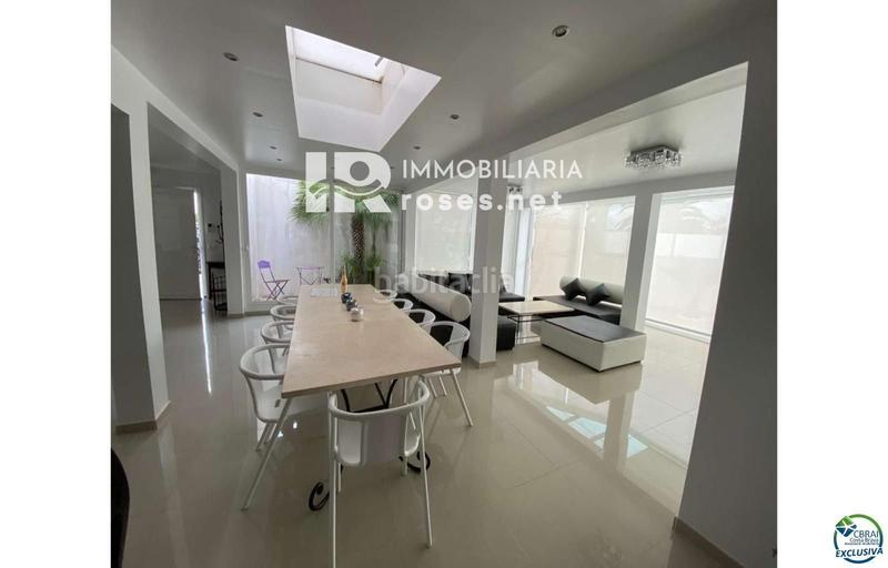 Foto e98ec0d3-4107-45e2-81f1-ac62a2868341. Casa hermosa casa moderna con piscina y amarre cerca de la playa, sala de estar de 99 m2 en Empuriabrava