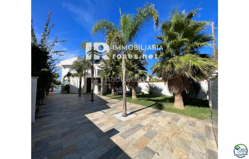 Foto f012c864-fec0-4e09-b0da-10a73c6a5e73. Casa hermosa casa moderna con piscina y amarre cerca de la playa, sala de estar de 99 m2 en Empuriabrava