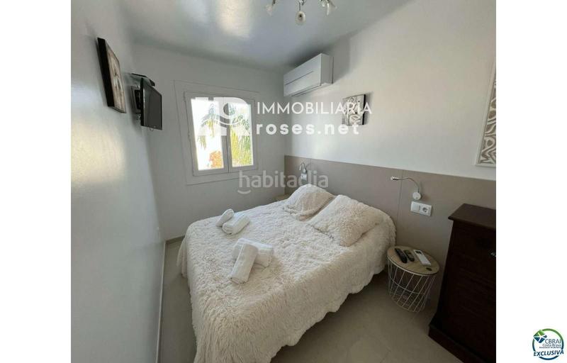 Foto f1a01007-b1b4-49ae-9413-23f3a4859ecf. Casa hermosa casa moderna con piscina y amarre cerca de la playa, sala de estar de 99 m2 en Empuriabrava