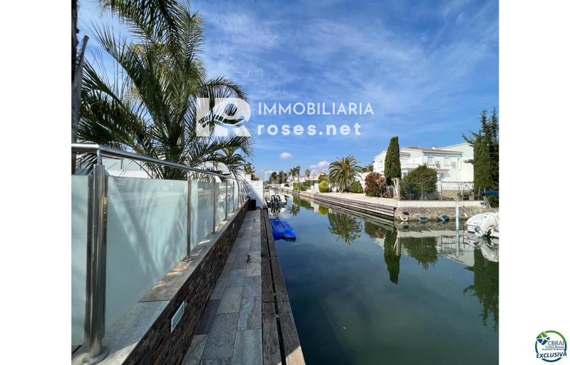 Foto fd5f268b-801f-463f-bdd2-17cd2fd86c29. Casa hermosa casa moderna con piscina y amarre cerca de la playa, sala de estar de 99 m2 en Empuriabrava