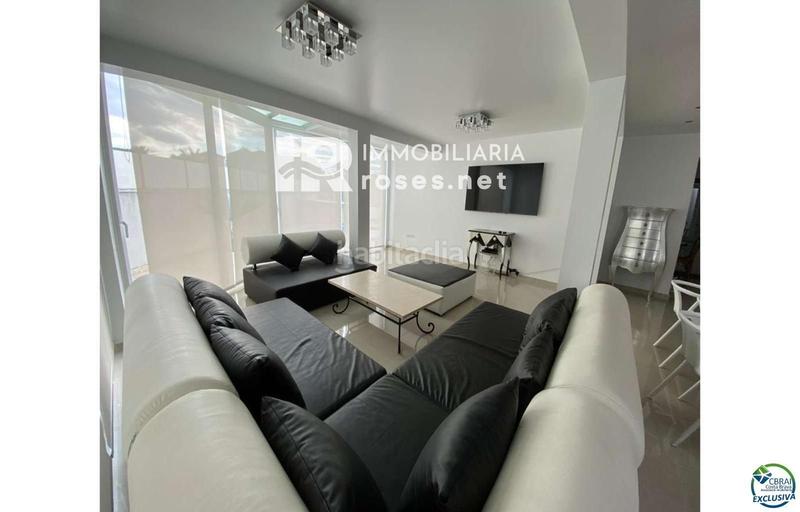 Foto fd738ec6-a1b4-4be8-9e43-af0bf6524c71. Casa hermosa casa moderna con piscina y amarre cerca de la playa, sala de estar de 99 m2 en Empuriabrava