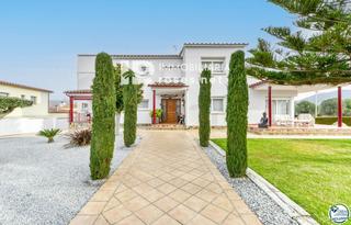 Casa  Cadi. Propiedad de ensueño en mas matas, roses casa independiente con