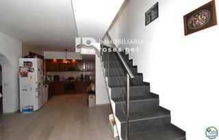 Casa  Sc puigmal. Casa de cuatro dormitorios con jardín y piscina en empuriabrava