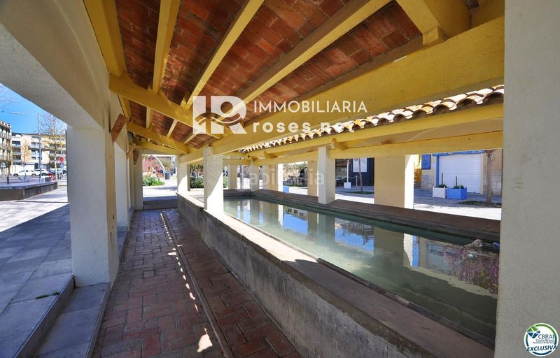 Foto bdc29b71-2ec9-4893-acf9-39c37c2d4c5d. Local comercial a Centre Roses