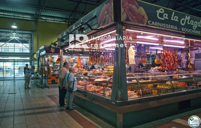 Foto f1a2e0bf-b8fc-4799-81f2-fc76e6fb7008. Local comercial a Centre Roses