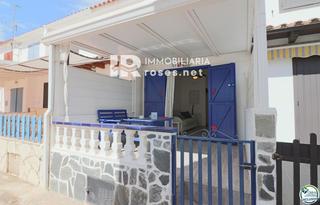 Casa  Sant maurici. Casa adosada con gran terraza al sur adosada ubicada en la zona