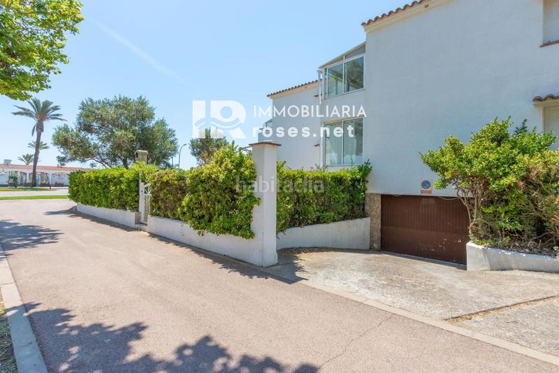 Foto 18dc1cbb-6aa9-43ba-8dcc-c494ba639be0. Piso bahia apartamento reformado con vistas al mar y con licencia turística en Empuriabrava