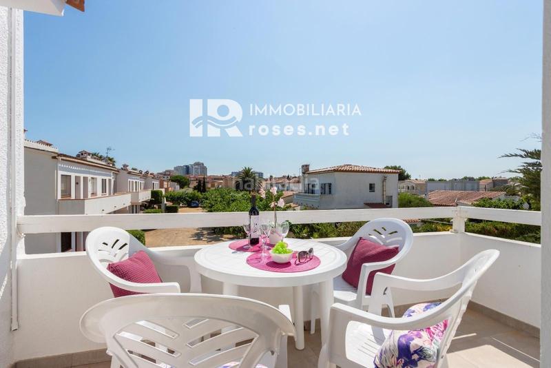 Foto 323f0288-d50d-4e57-a771-182f8717aeae. Piso bahia apartamento reformado con vistas al mar y con licencia turística en Empuriabrava