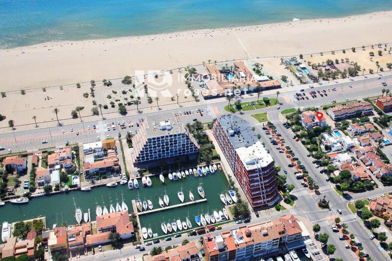 Foto 5e4b47ca-fcd9-425d-b963-402f02d69add. Piso bahia apartamento reformado con vistas al mar y con licencia turística en Empuriabrava
