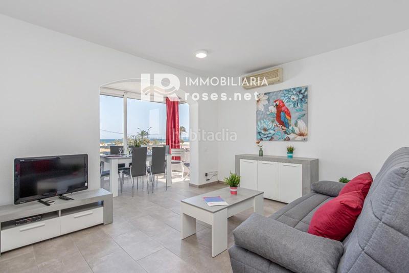 Foto b26daeee-bcfc-4e41-9099-bcd4098f1837. Piso bahia apartamento reformado con vistas al mar y con licencia turística en Empuriabrava