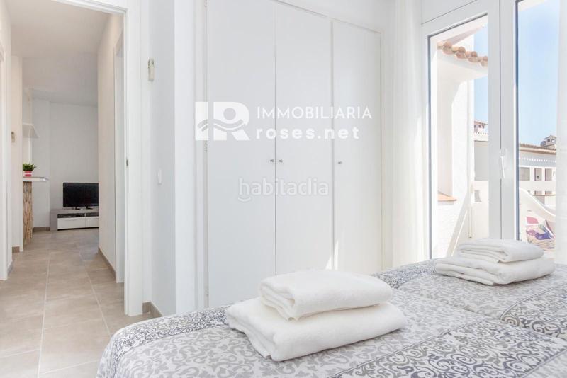 Foto e3a27d2d-0fa6-40d1-9fef-ab7f55056482. Piso bahia apartamento reformado con vistas al mar y con licencia turística en Empuriabrava
