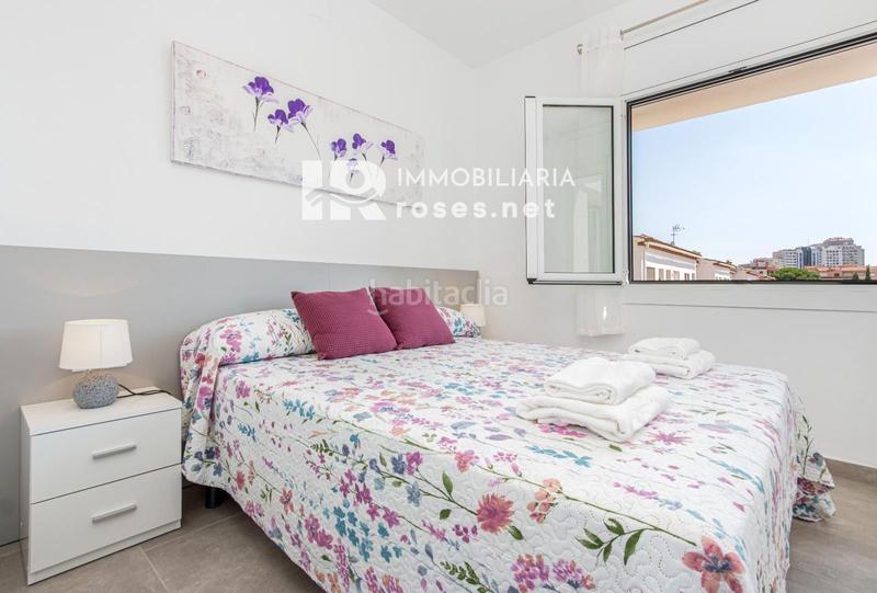 Foto ed15fc4d-48d9-4f50-8df4-676ace2aad74. Piso bahia apartamento reformado con vistas al mar y con licencia turística en Empuriabrava