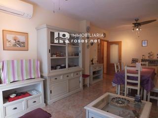 Pis  De jose espronceda. Apartamento de 3 habitaciones en el centro de roses cerca del ce