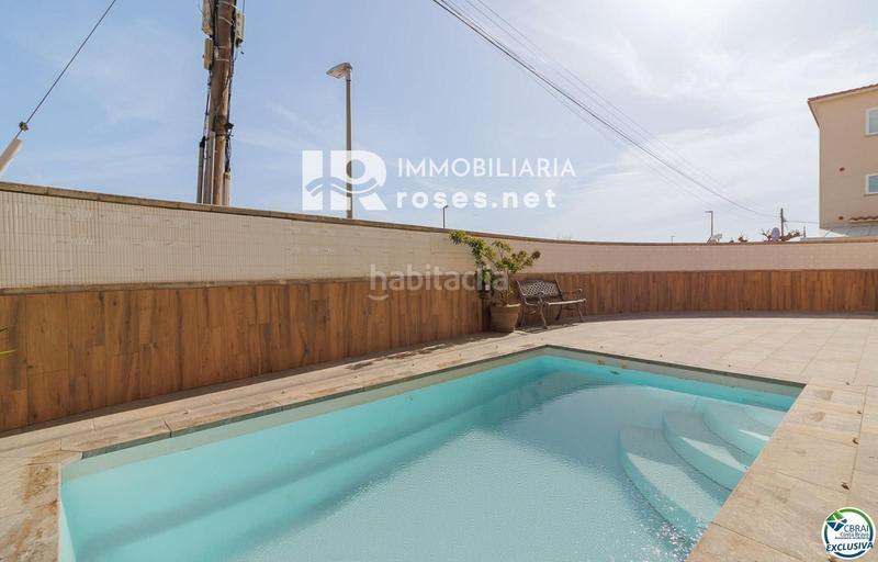 Foto 0fca47e2-e102-4d44-bb5c-eb215aac655c. Casa  con piscina en puigmal, 4 habitaciones, y ubicación ideal. en Empuriabrava