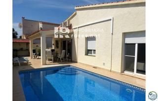 Casa  Montgri. Empuriabrava  encantadora y moderna casa de un solo nivel con gr