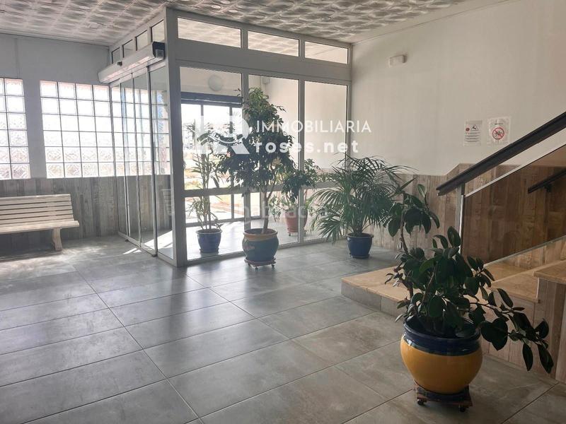 Foto 758b1b14-bb4d-4c50-932d-7a062582f0dc. Piso sylvia apartamento de 2 dormitorios a reformar con impresionantes vistas al mar en Empuriabrava