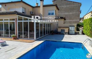 Casa  Puigmal. Roses  casa grande con piscina, garaje en lote de esquina en zon